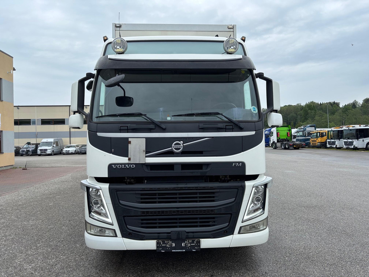 VOLVO FM330 - Caminhão furgão: foto 2 VOLVO FM330 - Caminhão furgão: foto 2