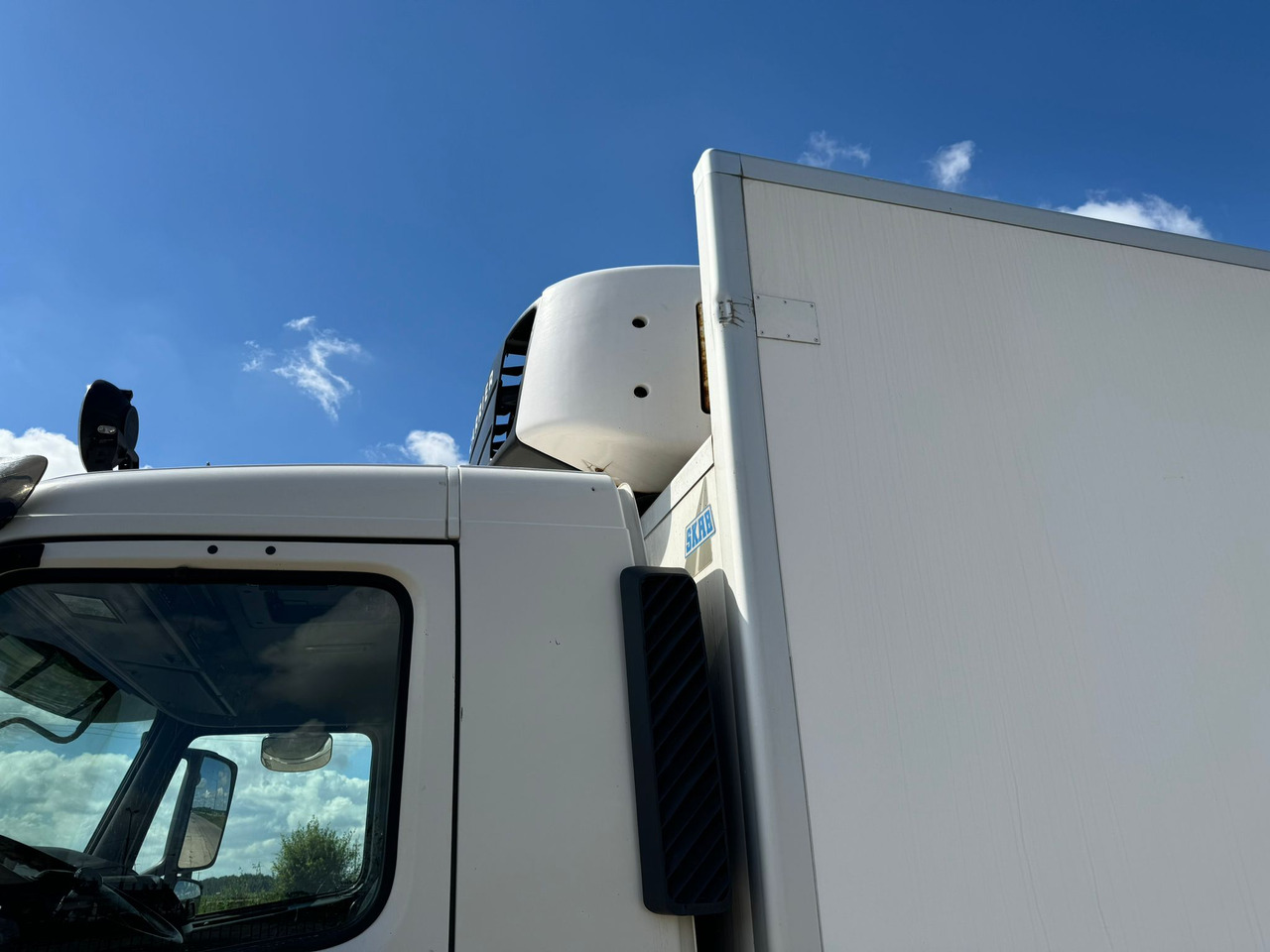 Caminhão frigorífico VOLVO FM330: foto 9