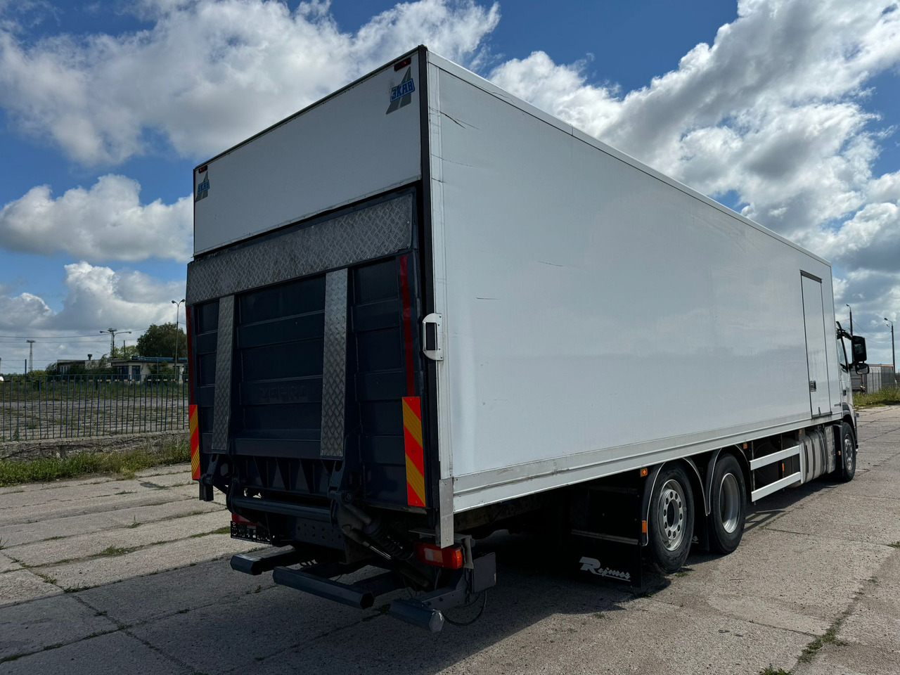 Caminhão frigorífico VOLVO FM330: foto 6