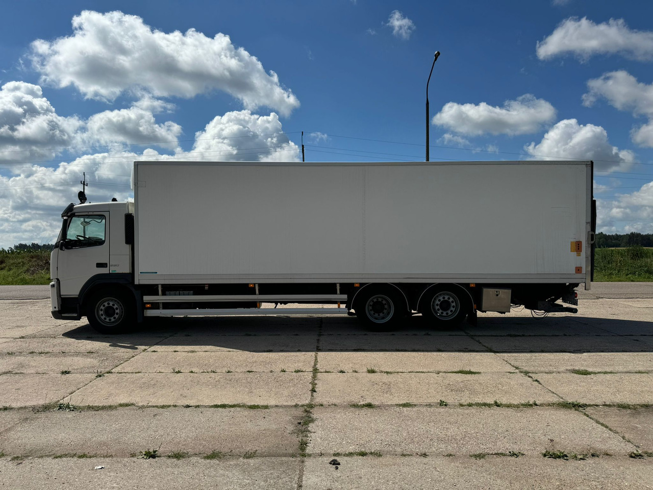 Caminhão frigorífico VOLVO FM330: foto 7
