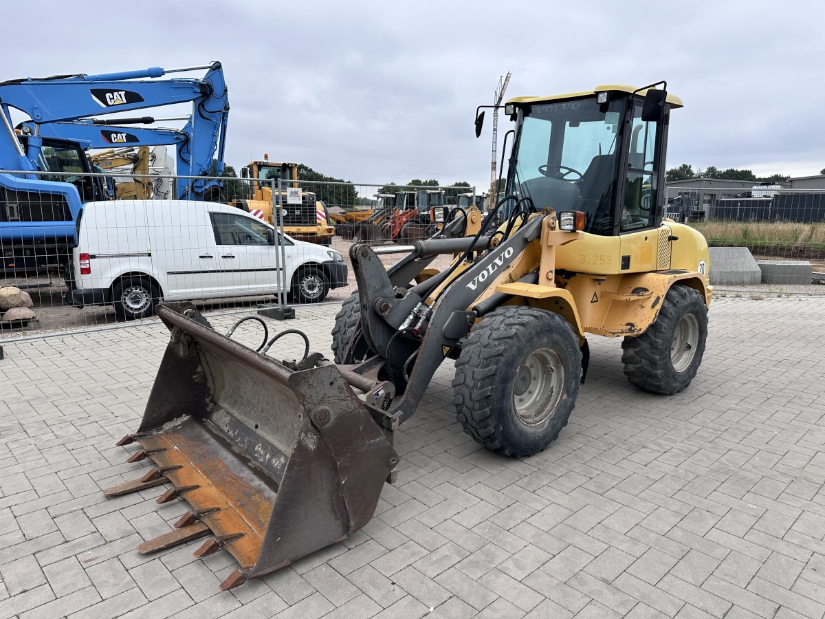 VOLVO L 30 B PRO 3er Kreis Klappschaufel+Palettengabel - Carregadeira de rodas: foto 3 VOLVO L 30 B PRO 3er Kreis Klappschaufel+Palettengabel - Carregadeira de rodas: foto 3