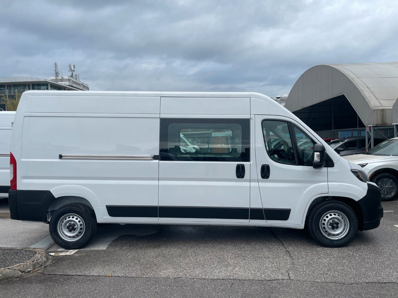 Fiat Ducato 35H L3H2 180 Teilverglast KaWa 2025 - Furgão: foto 4 Fiat Ducato 35H L3H2 180 Teilverglast KaWa 2025 - Furgão: foto 4