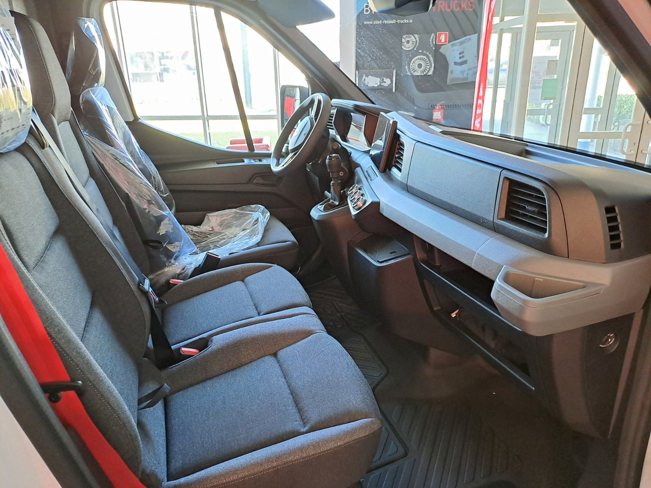 Renault Master L2H2 150 - NAV Klimaaut. Holzb. 270° - Furgão: foto 5 Renault Master L2H2 150 - NAV Klimaaut. Holzb. 270° - Furgão: foto 5