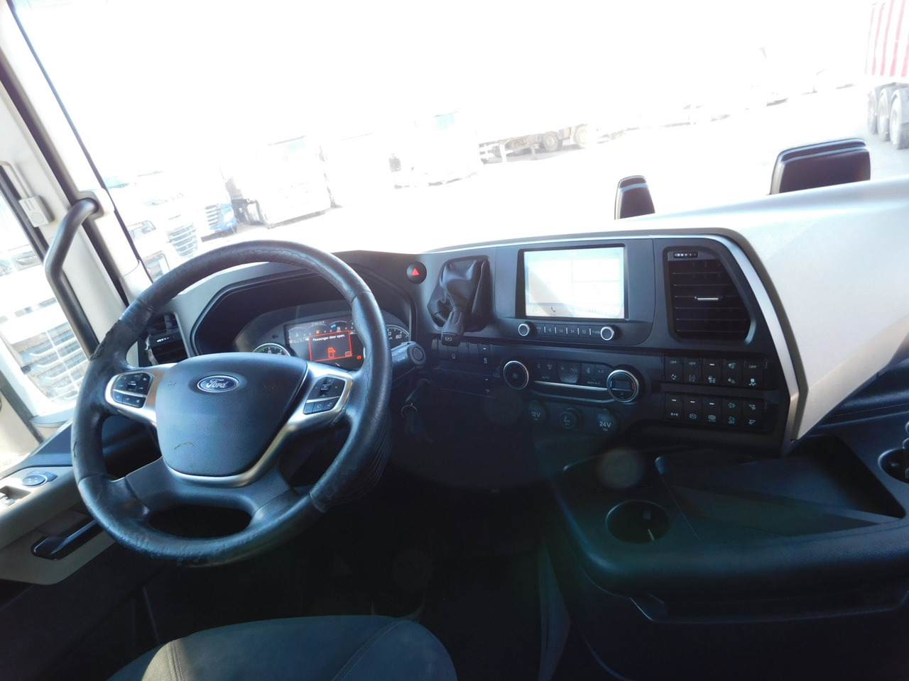 Fotografia de interior 1: Tractor Ford F max 4x2 scab e6 12s2620