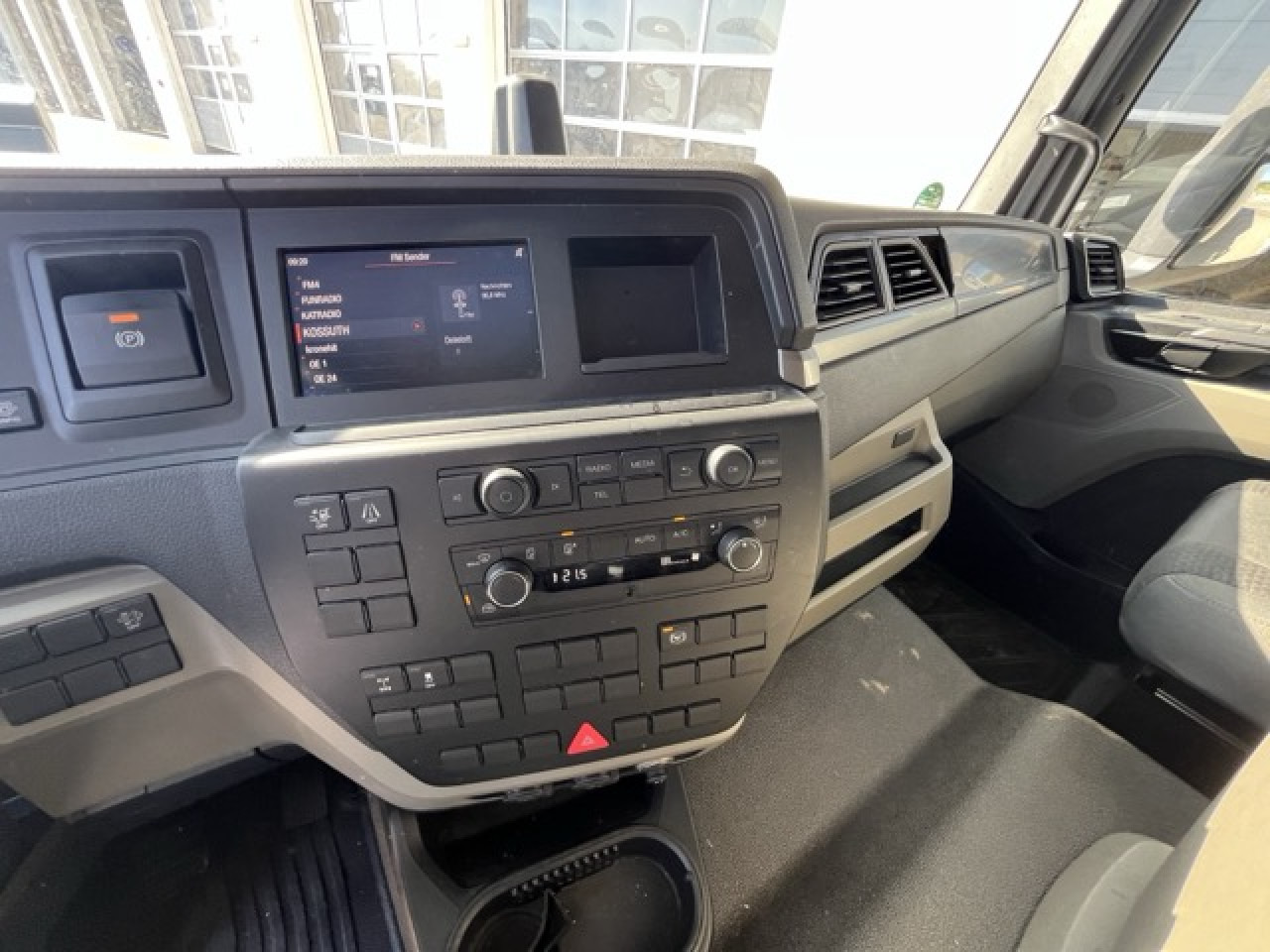 MAN TGL 12.250 4x2 BL Euro6 Klima AHK Luftfeder - Carrinha de contentor: foto 5 MAN TGL 12.250 4x2 BL Euro6 Klima AHK Luftfeder - Carrinha de contentor: foto 5