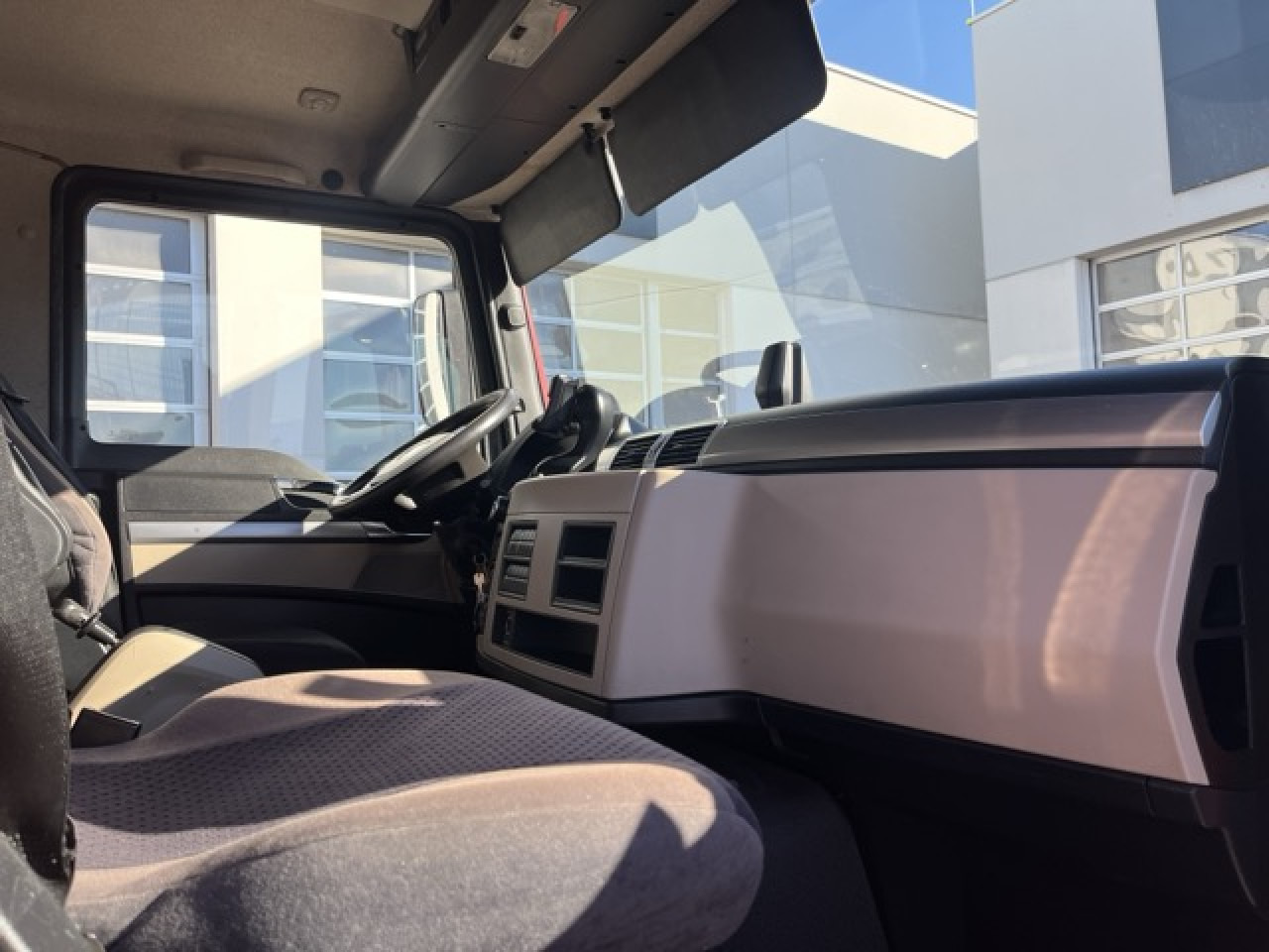 Caminhão com lona MAN TGM 18.320 4x2 BL Durchladbar - mit Tandemhänger: foto 6