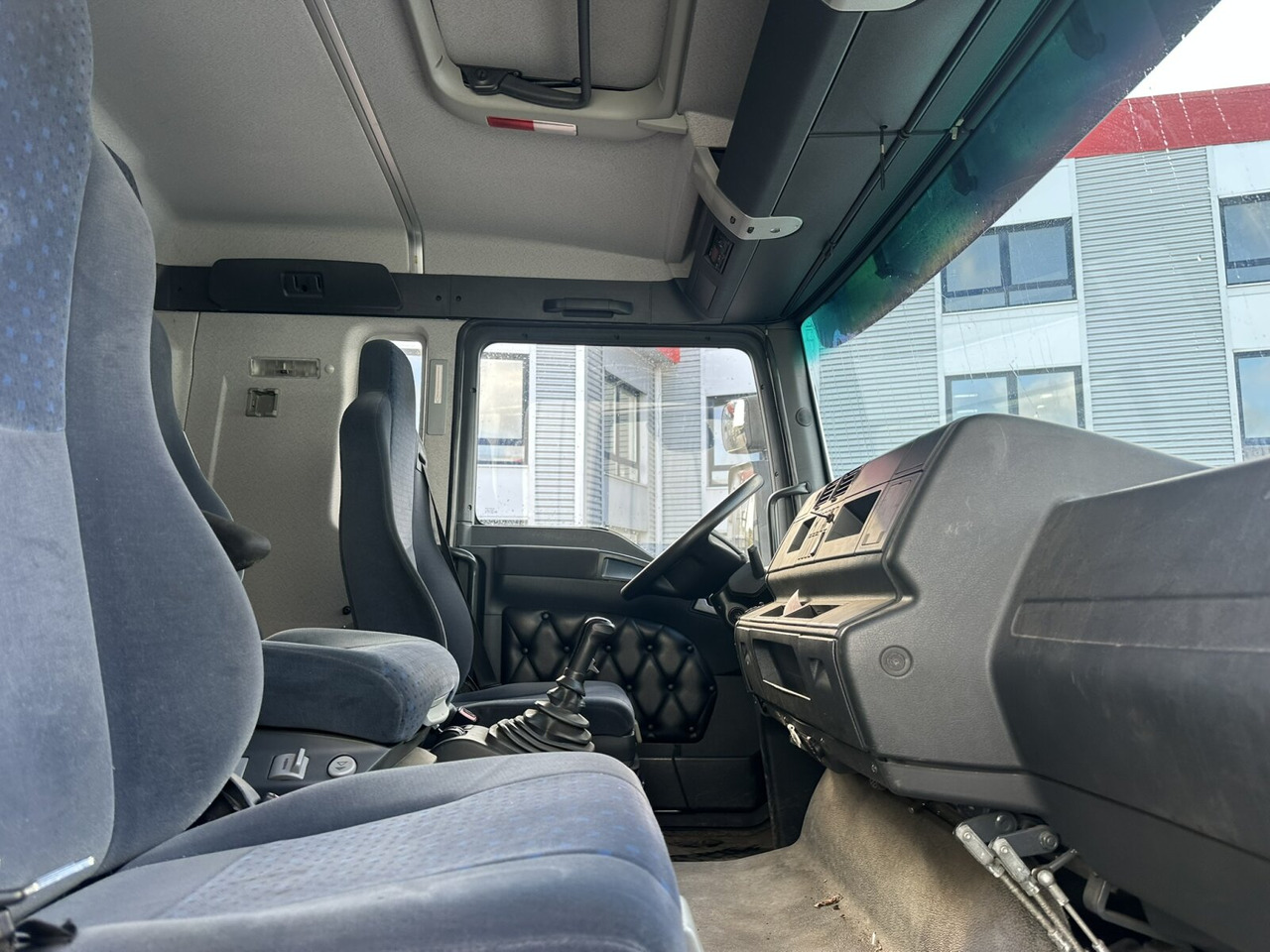 MAN TGA 18.350 4x2 LL TGA 18.350 4x2 LL, Fahrschulausstattung - Caminhão: foto 3 MAN TGA 18.350 4x2 LL TGA 18.350 4x2 LL, Fahrschulausstattung - Caminhão: foto 3