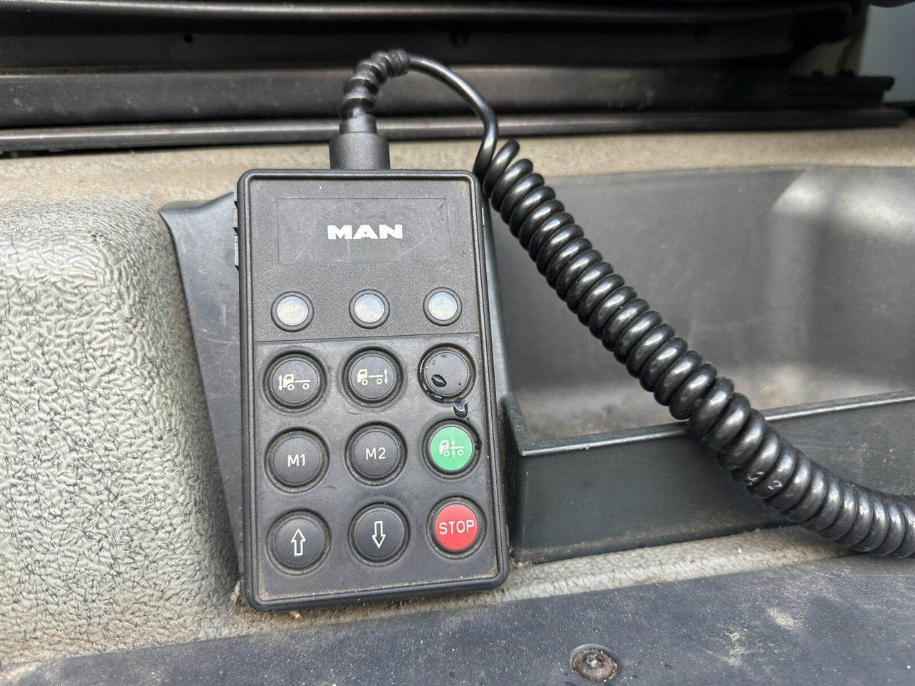 MAN TGA 18.350 4x2 LL TGA 18.350 4x2 LL, Fahrschulausstattung - Caminhão: foto 5 MAN TGA 18.350 4x2 LL TGA 18.350 4x2 LL, Fahrschulausstattung - Caminhão: foto 5