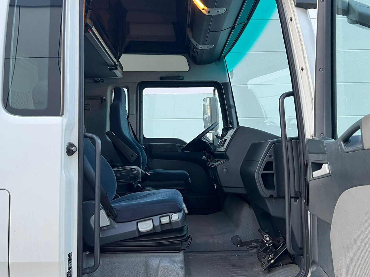 MAN TGA 18.400 4x2 LL TGA 18.400 4x2 LL, Fahrschulausstattung - Caminhão: foto 2 MAN TGA 18.400 4x2 LL TGA 18.400 4x2 LL, Fahrschulausstattung - Caminhão: foto 2