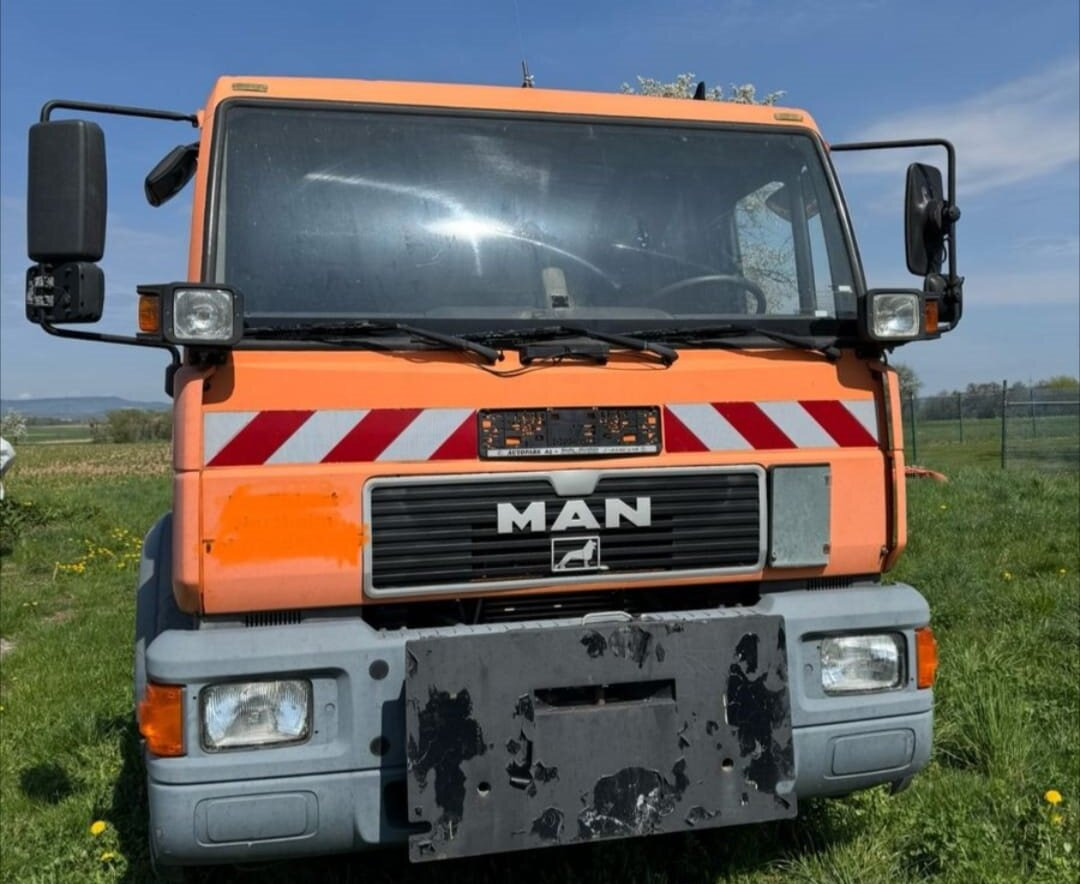 MAN LE 18.280 4x2 LL LE 18.280 4x2 LL, 6-Zylinder, Winterdienstausstattung - Caminhão polibenne: foto 2 MAN LE 18.280 4x2 LL LE 18.280 4x2 LL, 6-Zylinder, Winterdienstausstattung - Caminhão polibenne: foto 2