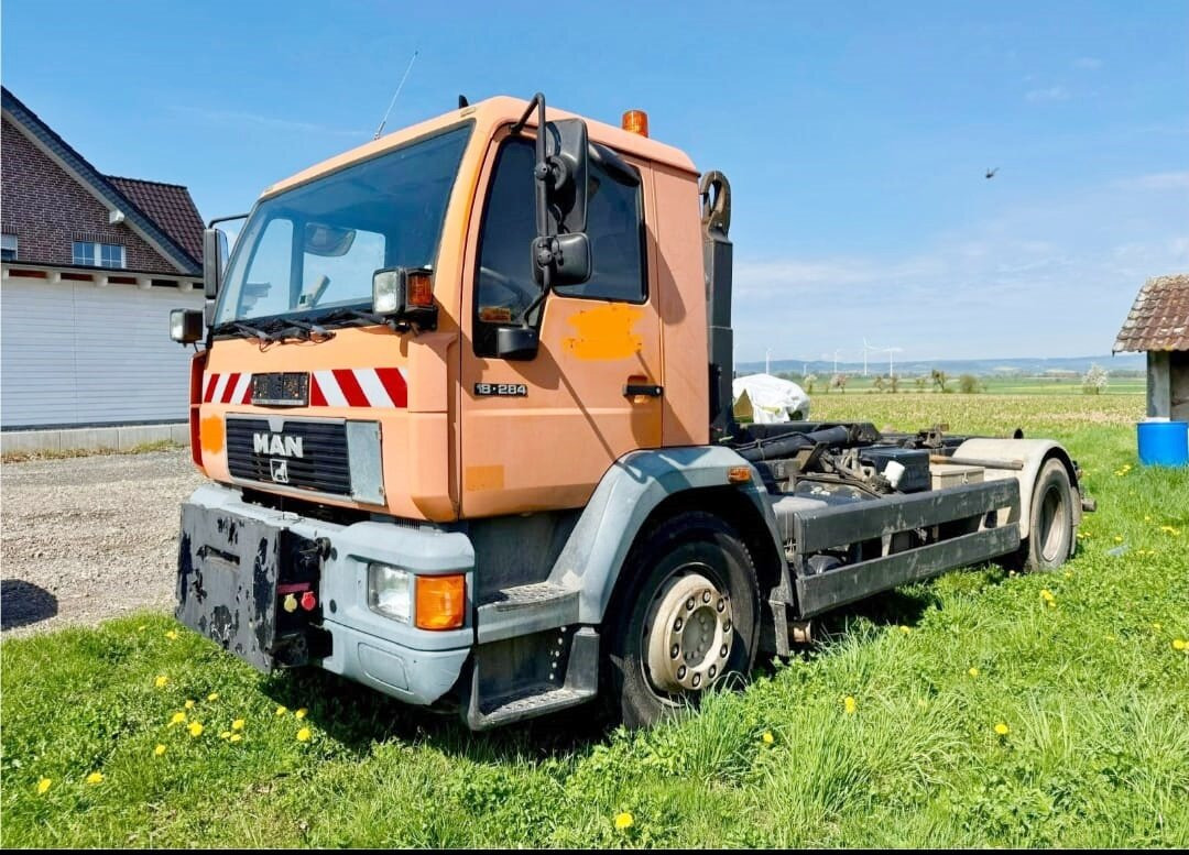 MAN LE 18.280 4x2 LL LE 18.280 4x2 LL, 6-Zylinder, Winterdienstausstattung - Caminhão polibenne: foto 1 MAN LE 18.280 4x2 LL LE 18.280 4x2 LL, 6-Zylinder, Winterdienstausstattung - Caminhão polibenne: foto 1