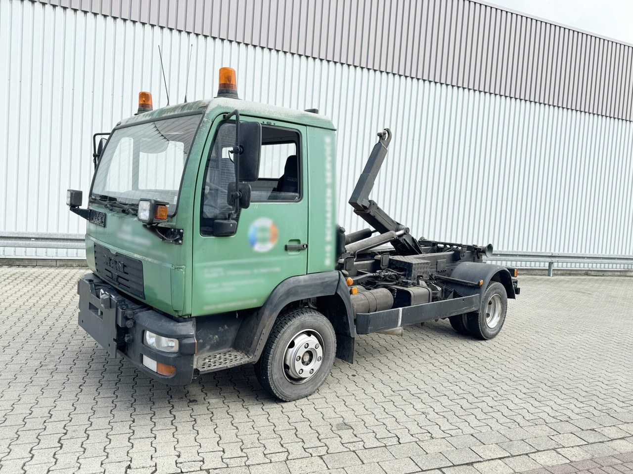 MAN LE 8.150 4x2 BB LE 8.150 4x2 BB, City-Abroller, Winterdienstausstattung - Caminhão polibenne: foto 1 MAN LE 8.150 4x2 BB LE 8.150 4x2 BB, City-Abroller, Winterdienstausstattung - Caminhão polibenne: foto 1
