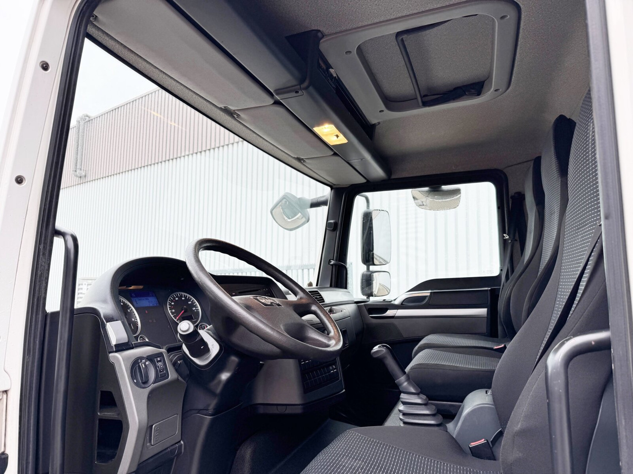MAN TGL 8.150/180 4x2 BL TGL 8.150/180 4x2 BL, Möbelkoffer mit Rolltor - Caminhão furgão: foto 4 MAN TGL 8.150/180 4x2 BL TGL 8.150/180 4x2 BL, Möbelkoffer mit Rolltor - Caminhão furgão: foto 4