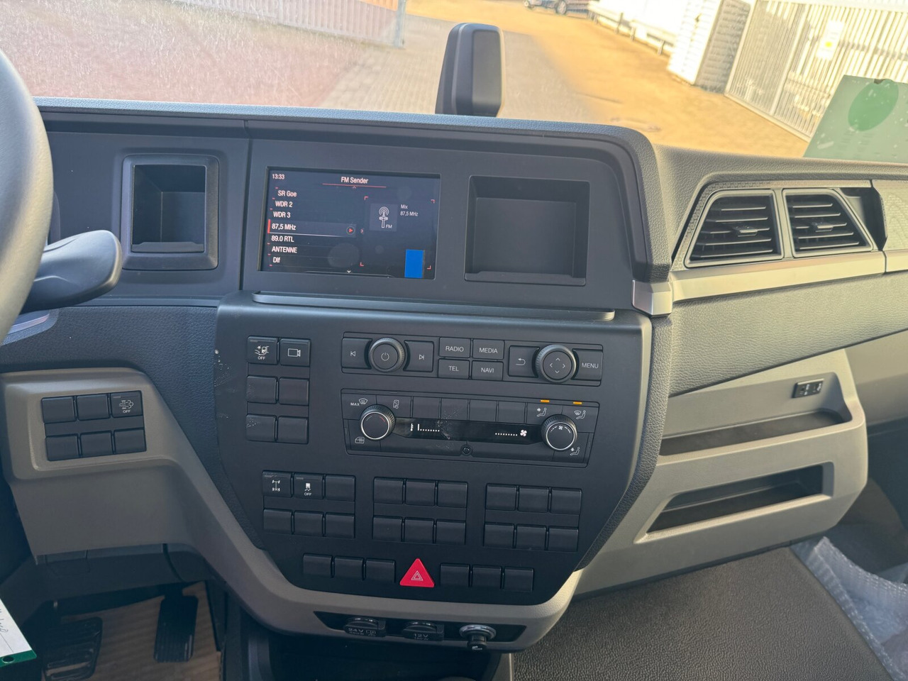 MAN TGL 8.190 4x2 BB CH TGL 8.190 4x2 BB CH, Nebenantrieb, 2x VORHANDEN - Caminhão chassi: foto 4 MAN TGL 8.190 4x2 BB CH TGL 8.190 4x2 BB CH, Nebenantrieb, 2x VORHANDEN - Caminhão chassi: foto 4