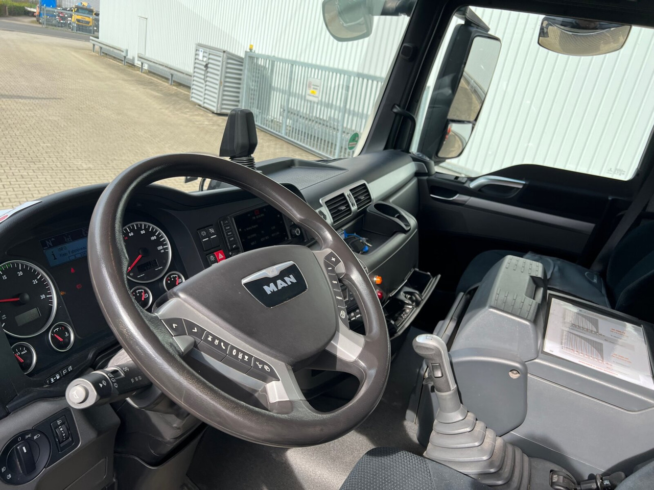 MAN TGS 26.360/400 6x2-4 BL TGS 26.360/400 6x2-4 BL, Lenk-/Lift, Kran Atlas AK 206.3E A5, Funk - Caminhão grua, Camião de caixa aberta/ Plataforma: foto 3 MAN TGS 26.360/400 6x2-4 BL TGS 26.360/400 6x2-4 BL, Lenk-/Lift, Kran Atlas AK 206.3E A5, Funk - Caminhão grua, Camião de caixa aberta/ Plataforma: foto 3