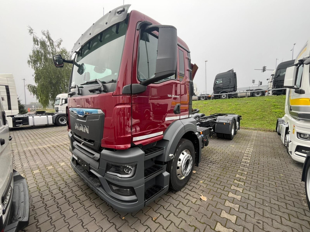 MAN TGS 26.440 6x2-4 LL CH TGS 26.440 6x2-4 LL CH, Lenk-/Liftachse, Navi, LED - Caminhão chassi: foto 1 MAN TGS 26.440 6x2-4 LL CH TGS 26.440 6x2-4 LL CH, Lenk-/Liftachse, Navi, LED - Caminhão chassi: foto 1