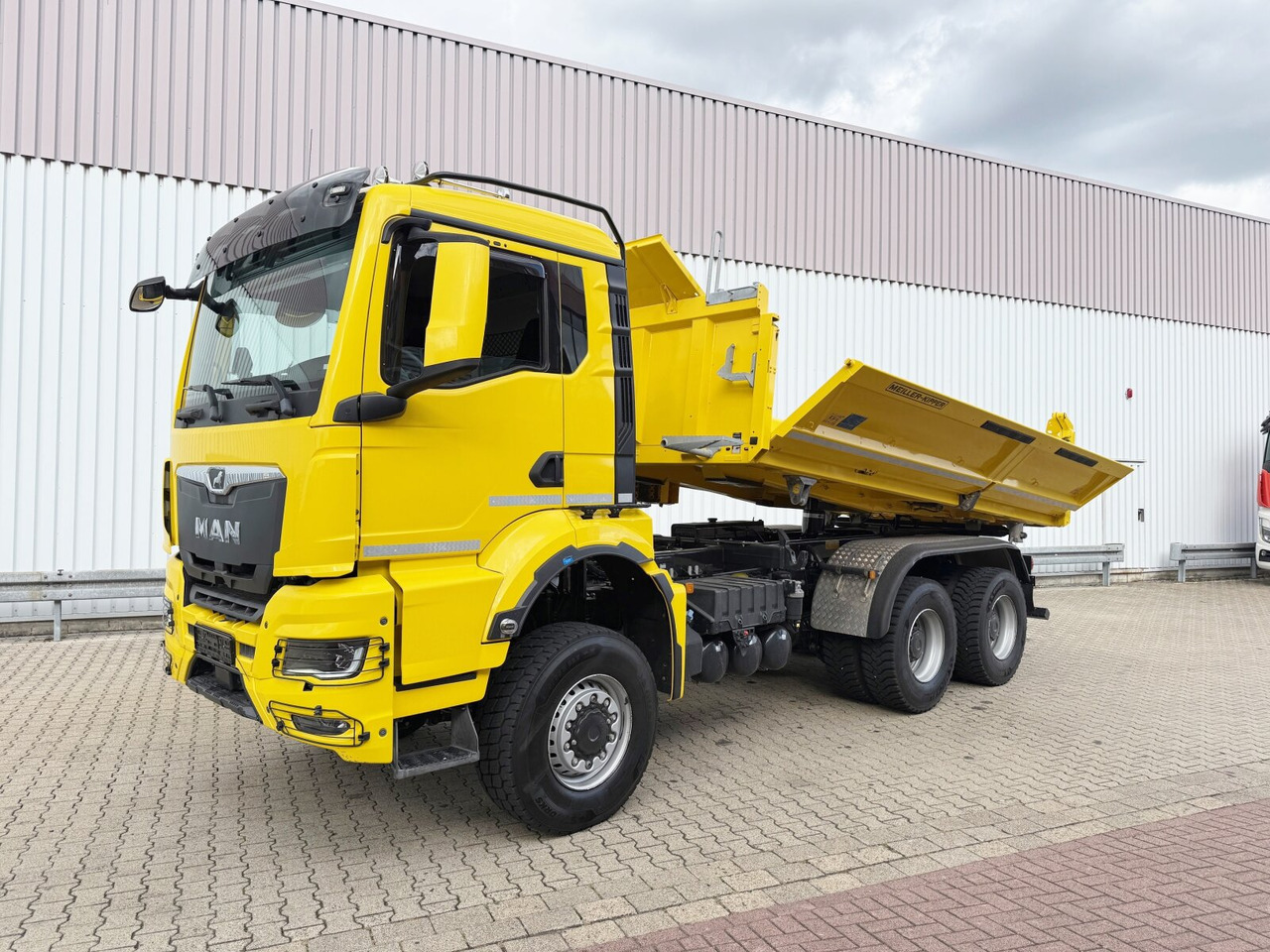 MAN TGS 26.470 6x6 BB TGS 26.470 6x6 BB, Hohe Bauart, Navi, Motorabtrieb, Bordmatik - Caminhão basculante: foto 1 MAN TGS 26.470 6x6 BB TGS 26.470 6x6 BB, Hohe Bauart, Navi, Motorabtrieb, Bordmatik - Caminhão basculante: foto 1