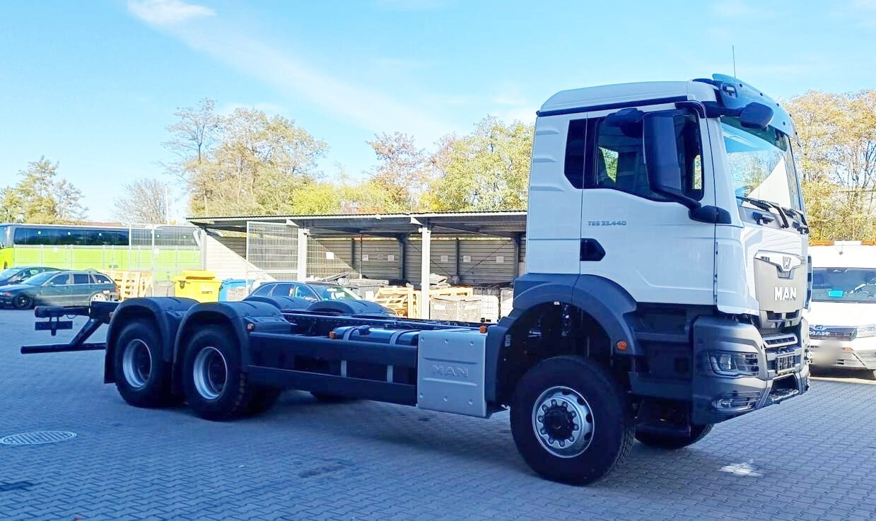 MAN TGS 33.440 6x6 BB CH TGS 33.440 6x6 BB CH, Hohe Bauart, Nebenantrieb - Caminhão chassi: foto 1 MAN TGS 33.440 6x6 BB CH TGS 33.440 6x6 BB CH, Hohe Bauart, Nebenantrieb - Caminhão chassi: foto 1