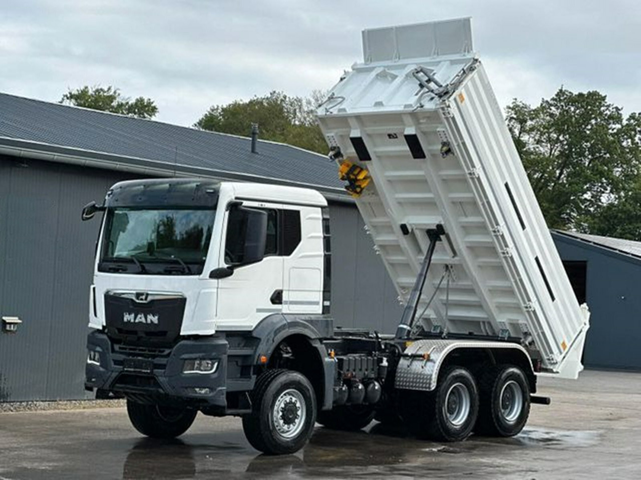 MAN TGS 33.480 6x6 BB CH TGS 33.480 6x6 BB CH, Hohe Bauart, Nebenantrieb - Caminhão basculante: foto 1 MAN TGS 33.480 6x6 BB CH TGS 33.480 6x6 BB CH, Hohe Bauart, Nebenantrieb - Caminhão basculante: foto 1