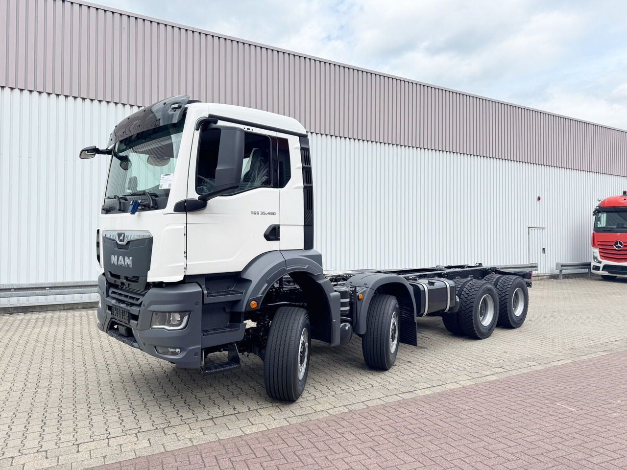 MAN TGS 35.480 8x8 BB CH TGS 35.480 8x8 BB CH, Hohe Bauart, Nebenantrieb - Caminhão chassi: foto 1 MAN TGS 35.480 8x8 BB CH TGS 35.480 8x8 BB CH, Hohe Bauart, Nebenantrieb - Caminhão chassi: foto 1