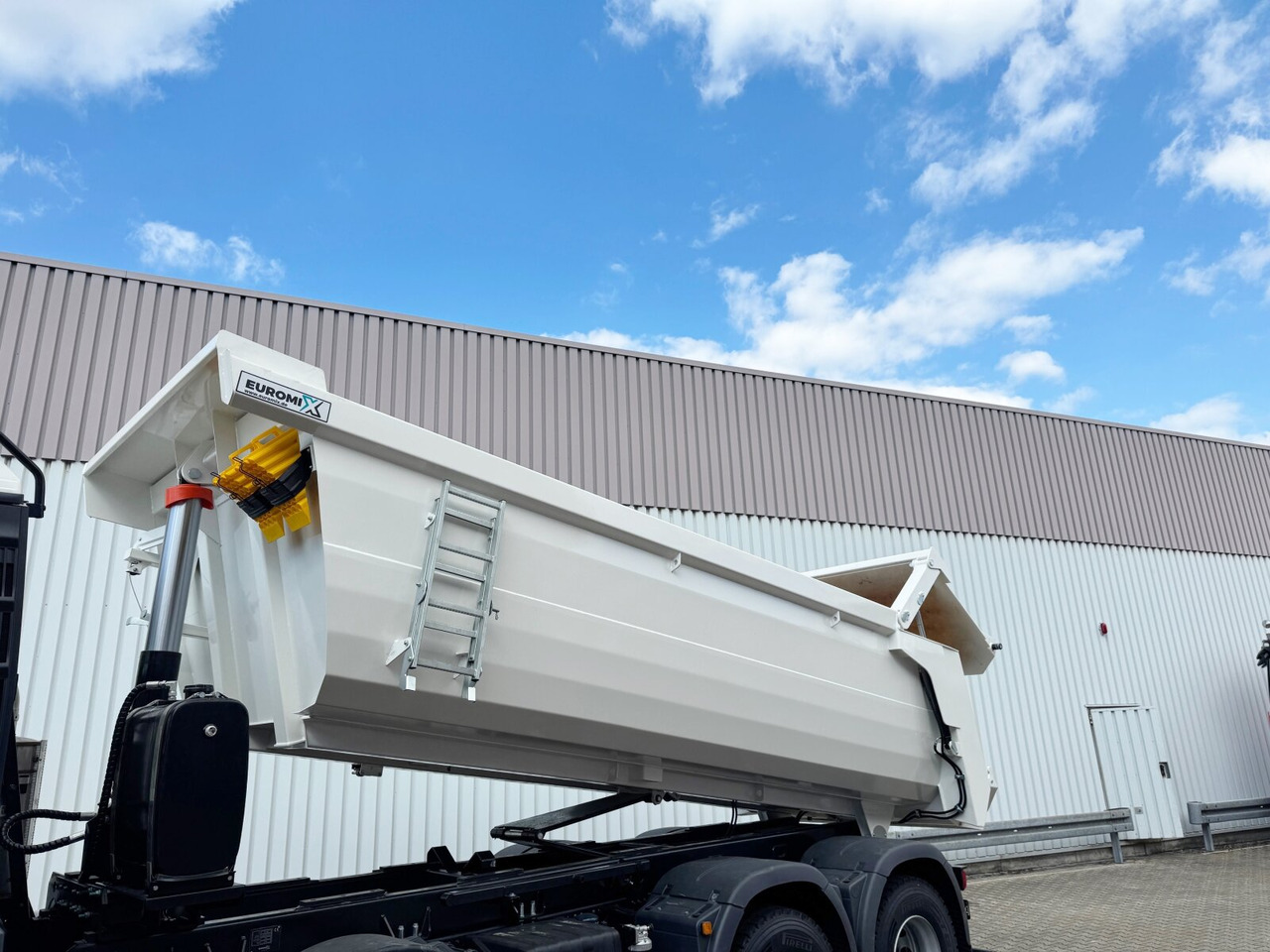 MAN TGS 41.440/480 8x4 BB TGS 41.440/480 8x4 BB, Mulde ca. 16m³ mit hydraulischer Heckklappe, mehrfach VORHANDEN - Caminhão chassi: foto 2 MAN TGS 41.440/480 8x4 BB TGS 41.440/480 8x4 BB, Mulde ca. 16m³ mit hydraulischer Heckklappe, mehrfach VORHANDEN - Caminhão chassi: foto 2