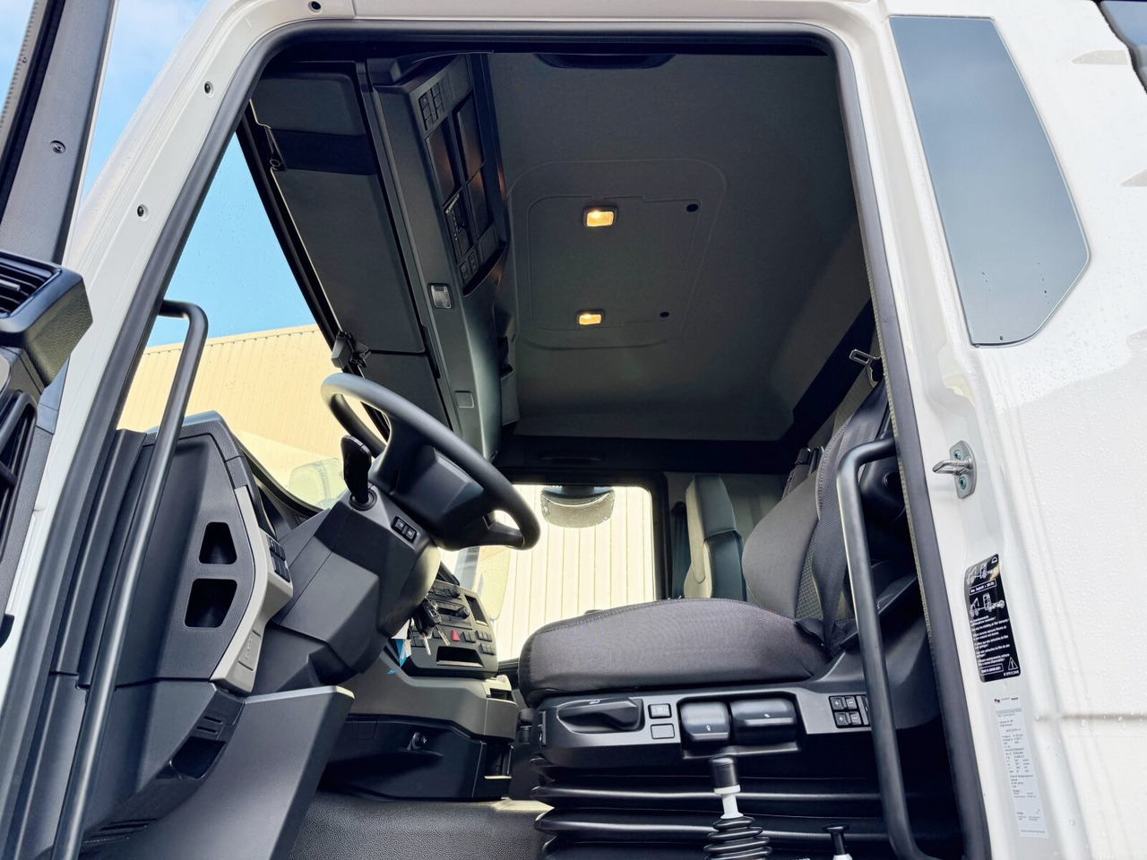 MAN TGS 41.440/480 8x4 BB TGS 41.440/480 8x4 BB, Mulde ca. 16m³ mit hydraulischer Heckklappe, mehrfach VORHANDEN - Caminhão chassi: foto 5 MAN TGS 41.440/480 8x4 BB TGS 41.440/480 8x4 BB, Mulde ca. 16m³ mit hydraulischer Heckklappe, mehrfach VORHANDEN - Caminhão chassi: foto 5