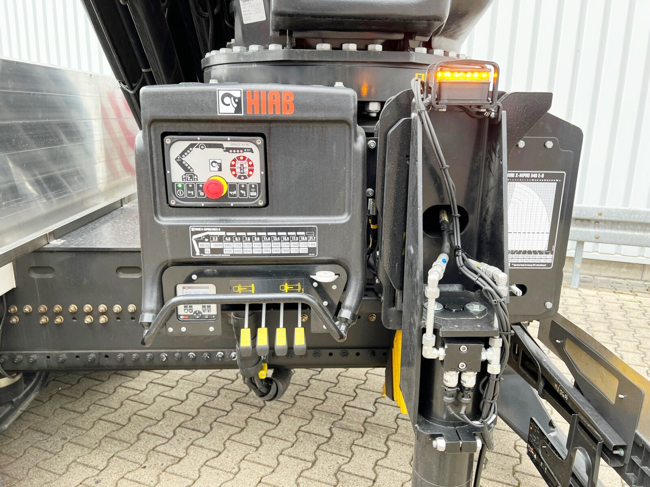 MAN TGX 26.510 6x2-4 LL CH TGX 26.510 6x2-4 LL, Kran Hiab X-HiPro 548 E-8, Lenk-/Liftachse, TwistLock 20Fuß, Funk, Retarder - Caminhão grua, Camião de caixa aberta/ Plataforma: foto 3 MAN TGX 26.510 6x2-4 LL CH TGX 26.510 6x2-4 LL, Kran Hiab X-HiPro 548 E-8, Lenk-/Liftachse, TwistLock 20Fuß, Funk, Retarder - Caminhão grua, Camião de caixa aberta/ Plataforma: foto 3