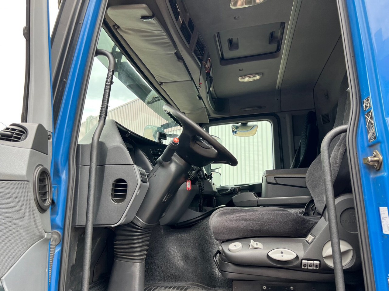 Fotografia de interior 1: Caminhão tanque Mercedes-Benz Actros 1841 L 4x2 Actros 1841 L 4x2, Esterer-Tankaufbau, 3 Kammern, 14.000l, ADR
