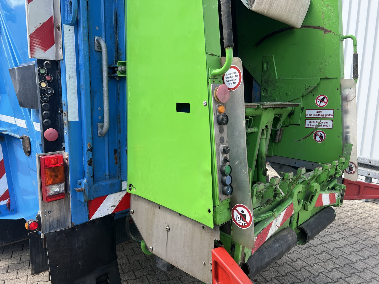 Mercedes-Benz Actros 2032 LA 4x4 Actros 2032 LA 4x4, Faun Variopress 310 ca. 10m³, Zöller Schüttung - Caminhão de lixo: foto 2 Mercedes-Benz Actros 2032 LA 4x4 Actros 2032 LA 4x4, Faun Variopress 310 ca. 10m³, Zöller Schüttung - Caminhão de lixo: foto 2