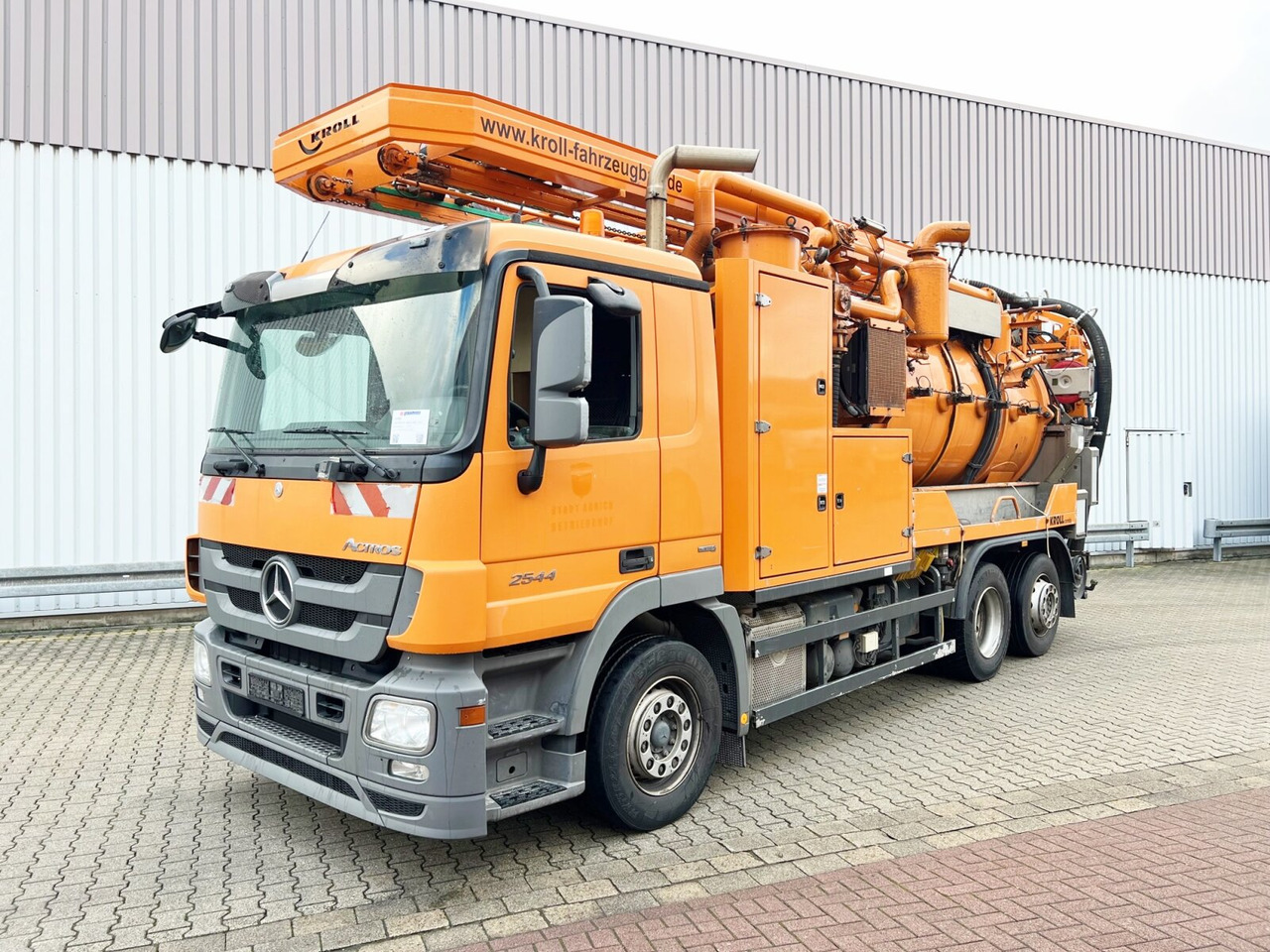 Mercedes-Benz Actros 2544 L 6x2 Actros 2544 L 6x2, Lenkachse, Kroll Saug-/Spülwagen ca. 12m³, Funk - Caminhão limpa fossa: foto 1 Mercedes-Benz Actros 2544 L 6x2 Actros 2544 L 6x2, Lenkachse, Kroll Saug-/Spülwagen ca. 12m³, Funk - Caminhão limpa fossa: foto 1