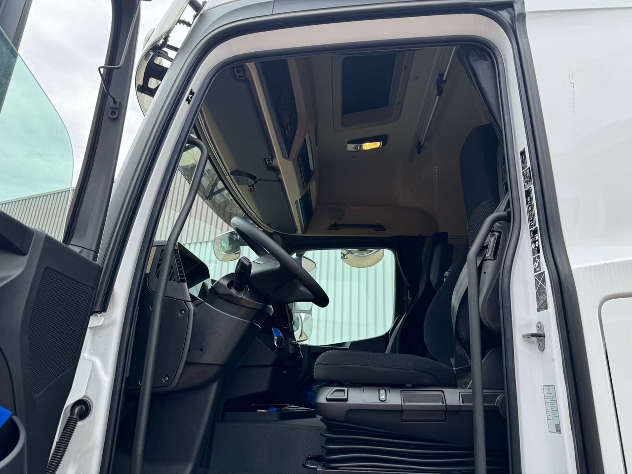 Fotografia de interior 1: Caminhão polibenne nuevo Mercedes-Benz Actros 2545 L 6x2 Actros 2545 L 6x2, Lenk-/Liftachse, StreamSpace, MultimediaCockpit