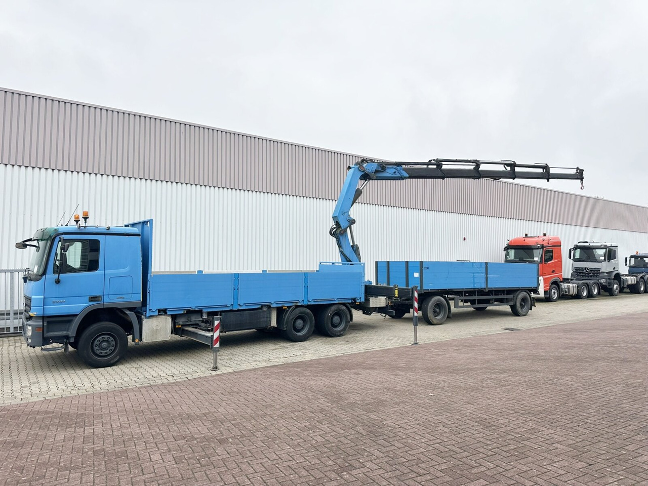 Mercedes-Benz Actros 2741 L 6x4 Actros 2741 L 6x4, Twist-Lock ausz. auf 3m, Heckkran Palfinger PK 42502-D, Funk - Camião de caixa aberta/ Plataforma, Caminhão grua: foto 3 Mercedes-Benz Actros 2741 L 6x4 Actros 2741 L 6x4, Twist-Lock ausz. auf 3m, Heckkran Palfinger PK 42502-D, Funk - Camião de caixa aberta/ Plataforma, Caminhão grua: foto 3