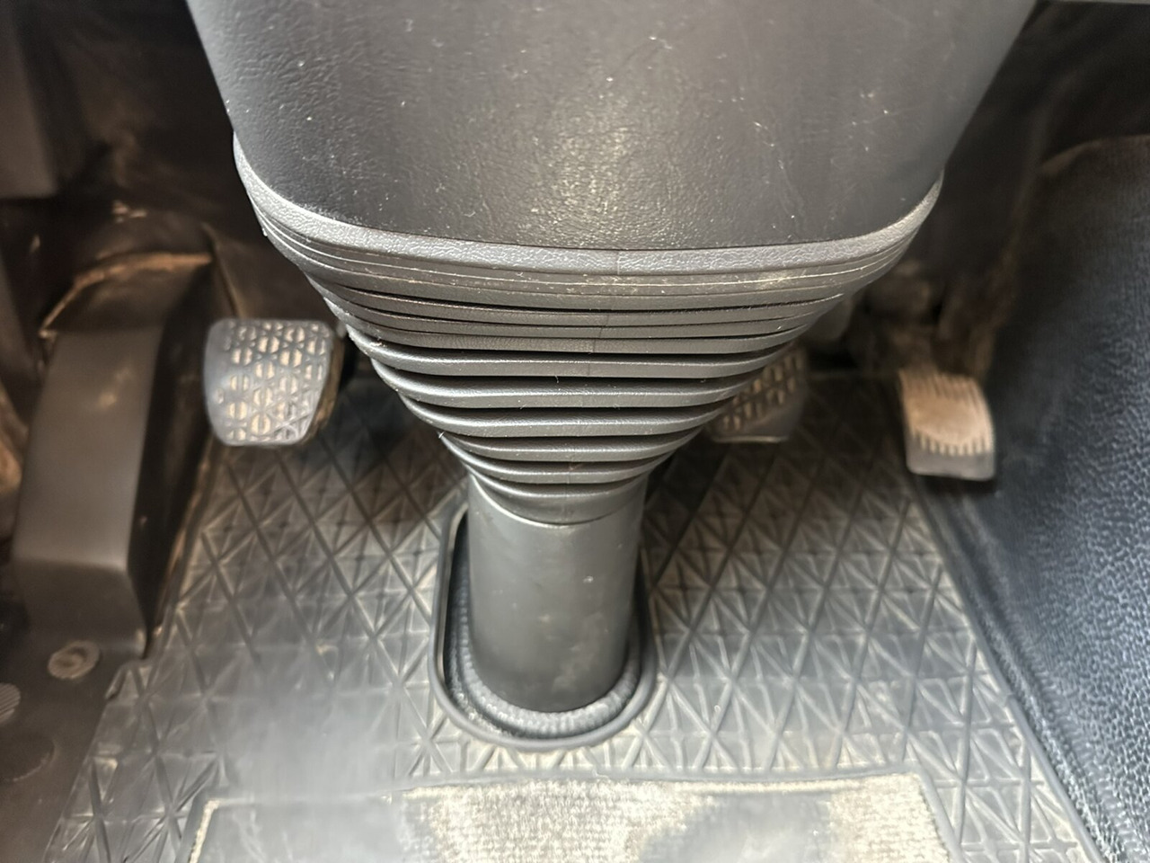 Mercedes-Benz Actros 3348 AK 6x6 Actros 3348 AK 6x6 - Caminhão chassi: foto 4 Mercedes-Benz Actros 3348 AK 6x6 Actros 3348 AK 6x6 - Caminhão chassi: foto 4