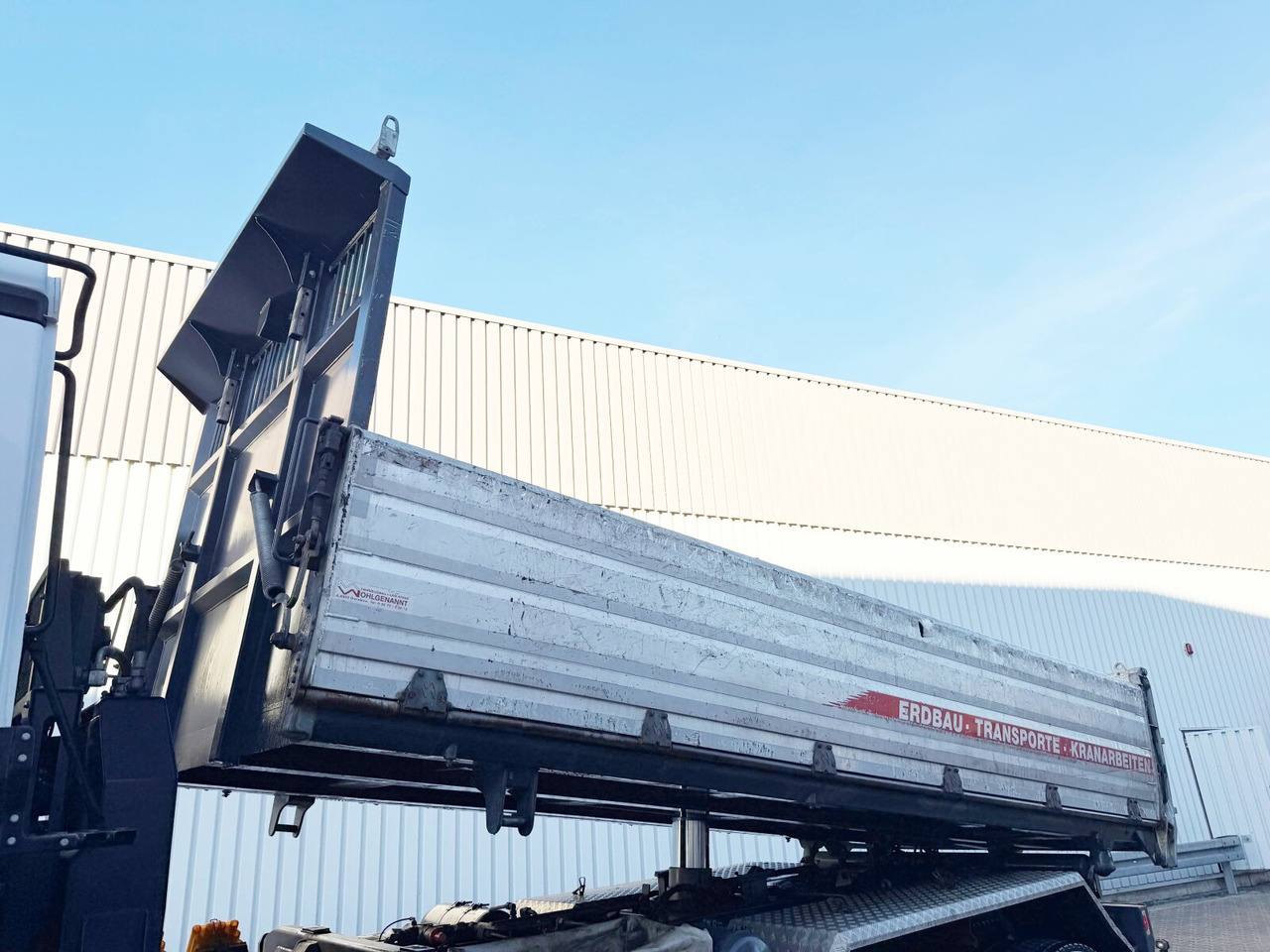 Mercedes-Benz Arocs 3351 AK 6x6 Arocs 3351 AK 6x6, Retarder, Grounder, Motorabtrieb, pneum. Heckklappenöffnung - Caminhão basculante: foto 2 Mercedes-Benz Arocs 3351 AK 6x6 Arocs 3351 AK 6x6, Retarder, Grounder, Motorabtrieb, pneum. Heckklappenöffnung - Caminhão basculante: foto 2