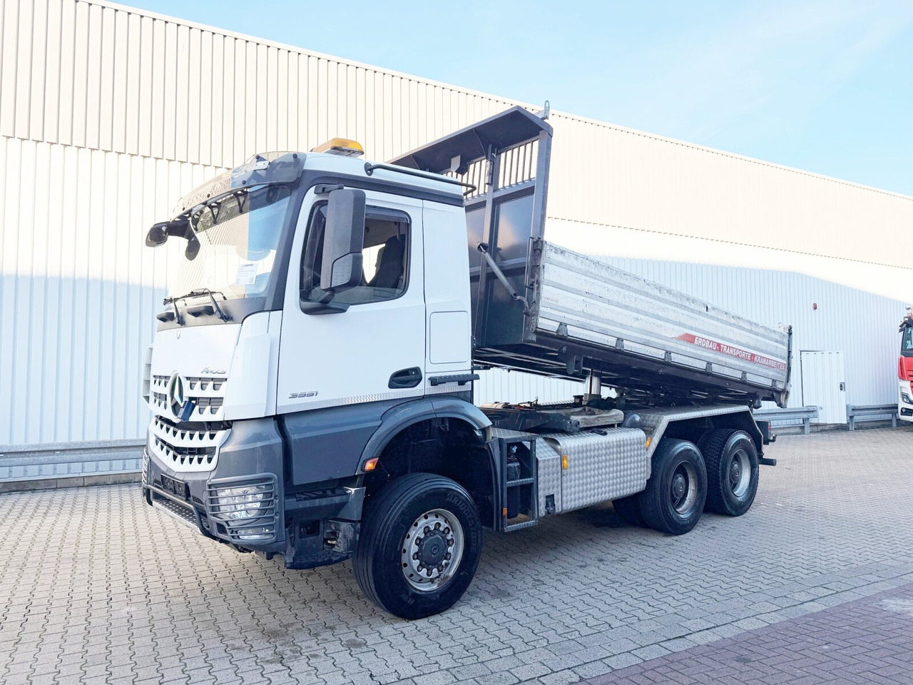 Mercedes-Benz Arocs 3351 AK 6x6 Arocs 3351 AK 6x6, Retarder, Grounder, Motorabtrieb, pneum. Heckklappenöffnung - Caminhão basculante: foto 1 Mercedes-Benz Arocs 3351 AK 6x6 Arocs 3351 AK 6x6, Retarder, Grounder, Motorabtrieb, pneum. Heckklappenöffnung - Caminhão basculante: foto 1