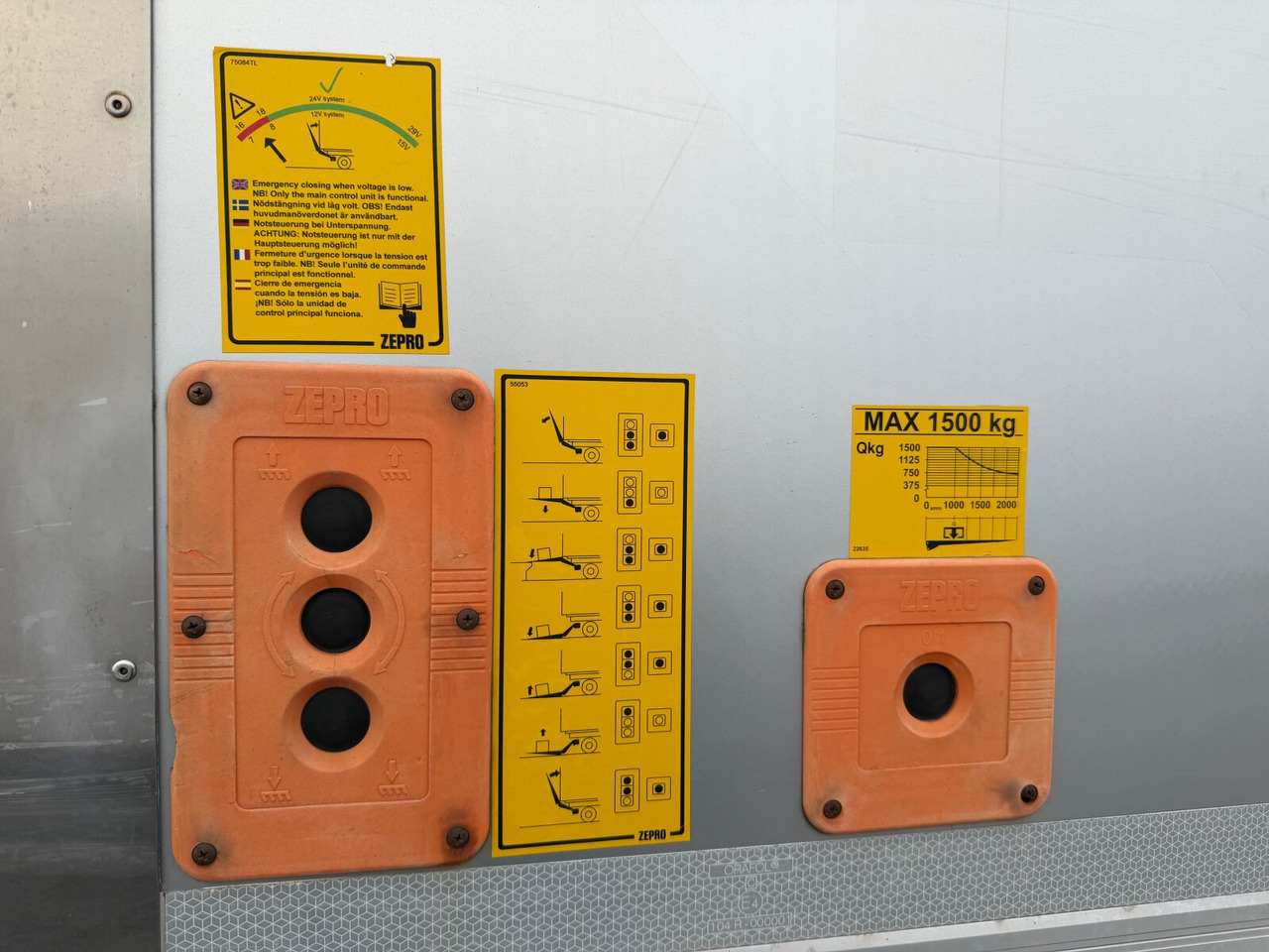 Mercedes-Benz Atego 1330 4x4 Atego 1330 4x4, Iso-Koffer mit Heizung, LBW - Caminhão furgão: foto 5 Mercedes-Benz Atego 1330 4x4 Atego 1330 4x4, Iso-Koffer mit Heizung, LBW - Caminhão furgão: foto 5