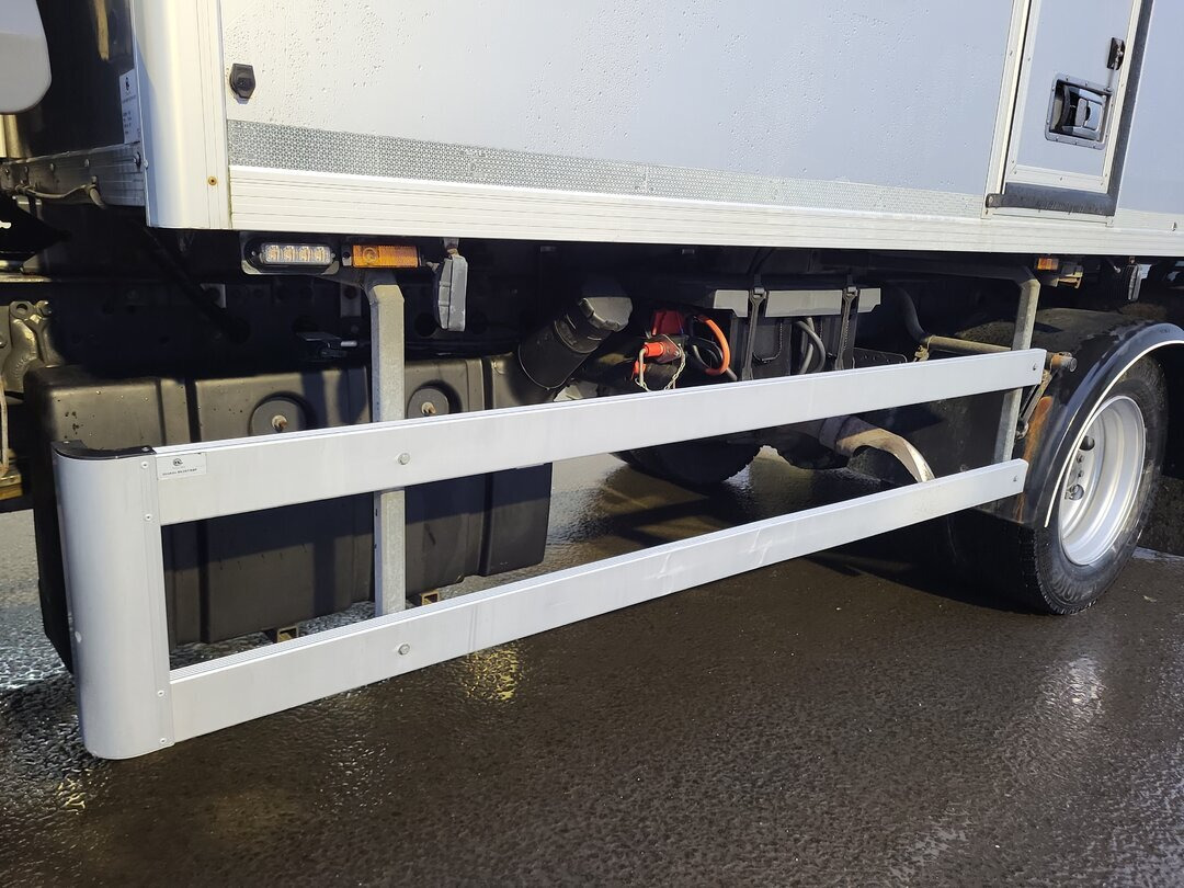 Mercedes-Benz Atego 1330 4x4 Atego 1330 4x4, Iso-Koffer mit Heizung und LBW - Caminhão furgão: foto 4 Mercedes-Benz Atego 1330 4x4 Atego 1330 4x4, Iso-Koffer mit Heizung und LBW - Caminhão furgão: foto 4