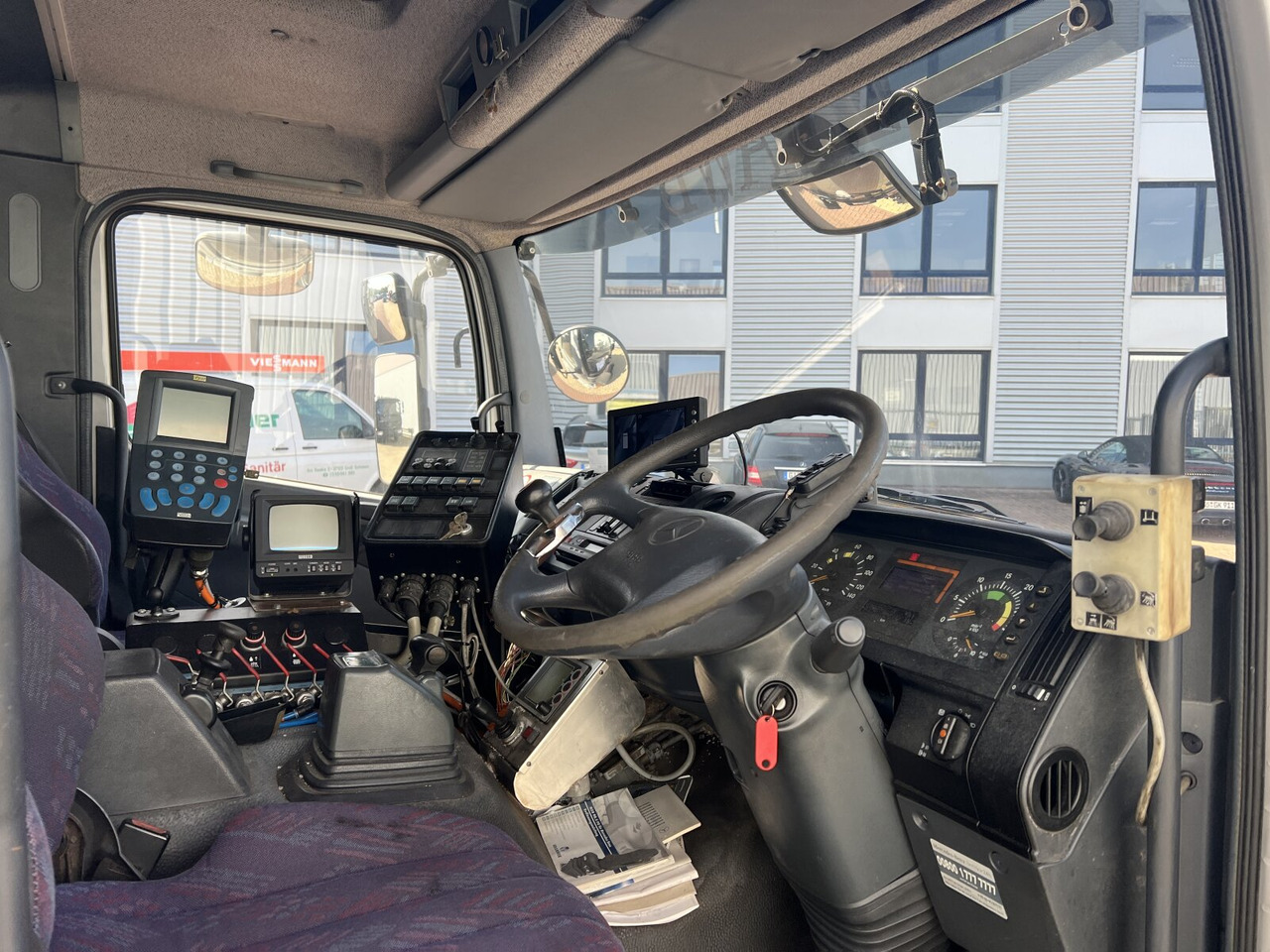 Mercedes-Benz Atego 1828 L 4x2 Atego 1828 L 4x2, Rechtslenker, Winterdienstaustattung - Caminhão chassi: foto 4 Mercedes-Benz Atego 1828 L 4x2 Atego 1828 L 4x2, Rechtslenker, Winterdienstaustattung - Caminhão chassi: foto 4