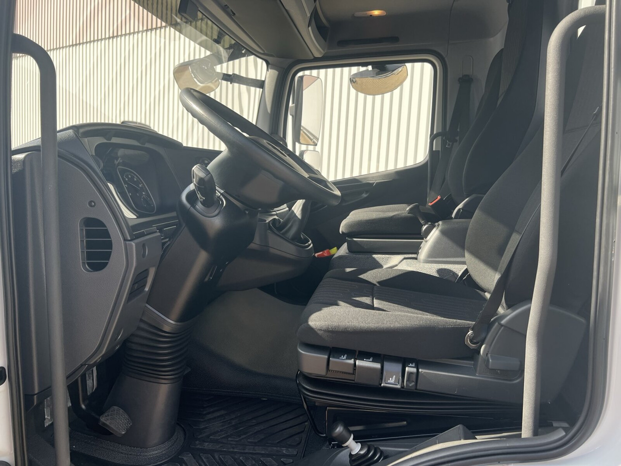 Mercedes-Benz Atego 818 K 4x2 Atego 818 K 4x2, 2x AHK, Meiller-Kipper, mehrfach Vorhanden! - Caminhão basculante: foto 4 Mercedes-Benz Atego 818 K 4x2 Atego 818 K 4x2, 2x AHK, Meiller-Kipper, mehrfach Vorhanden! - Caminhão basculante: foto 4