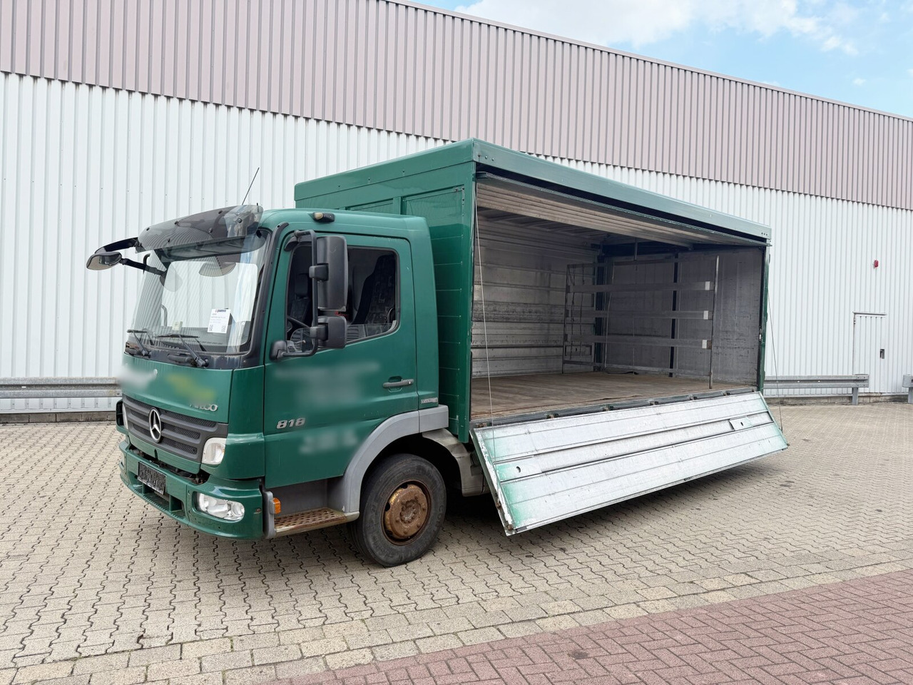 Mercedes-Benz Atego 818 L 4x2 Atego 818 L 4x2, Getränkekoffer, 2x AHK - Caminhão furgão: foto 1 Mercedes-Benz Atego 818 L 4x2 Atego 818 L 4x2, Getränkekoffer, 2x AHK - Caminhão furgão: foto 1