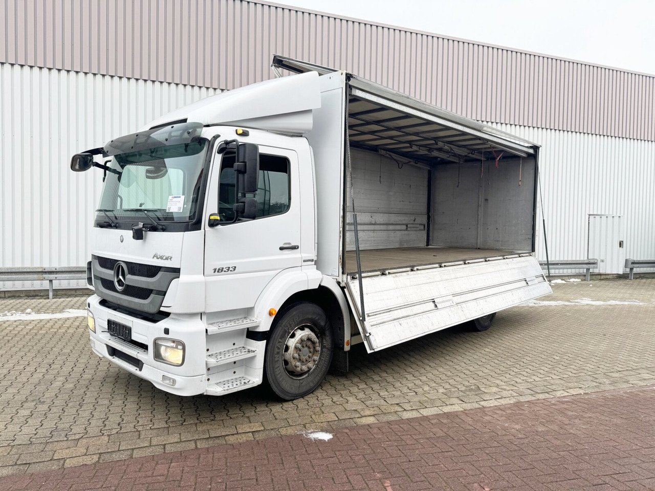 Mercedes-Benz Axor 1833 L 4x2 Axor 1833 L 4x2, Getränkekoffer - Caminhão furgão: foto 1 Mercedes-Benz Axor 1833 L 4x2 Axor 1833 L 4x2, Getränkekoffer - Caminhão furgão: foto 1