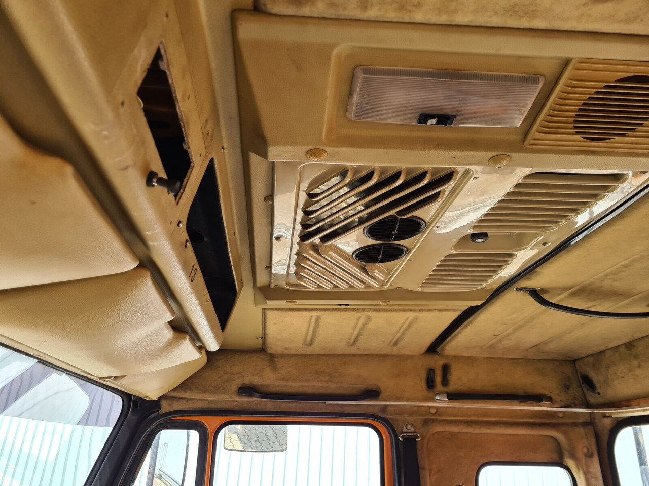 Mercedes-Benz NG 1928 A 4x4 NG 1928 A 4x4, V8-Motor, Standklima, Winterdienstaustattung - Caminhão chassi: foto 5 Mercedes-Benz NG 1928 A 4x4 NG 1928 A 4x4, V8-Motor, Standklima, Winterdienstaustattung - Caminhão chassi: foto 5