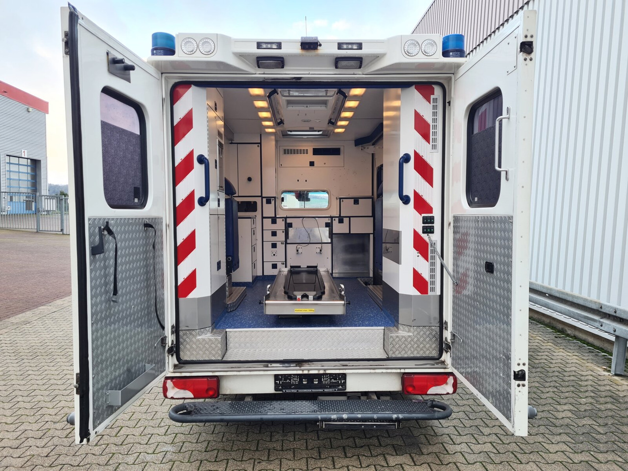 Mercedes-Benz Sprinter 516 CDI 4x2 Sprinter 516 CDI 4x2, Rettungswagen - Furgão: foto 5 Mercedes-Benz Sprinter 516 CDI 4x2 Sprinter 516 CDI 4x2, Rettungswagen - Furgão: foto 5