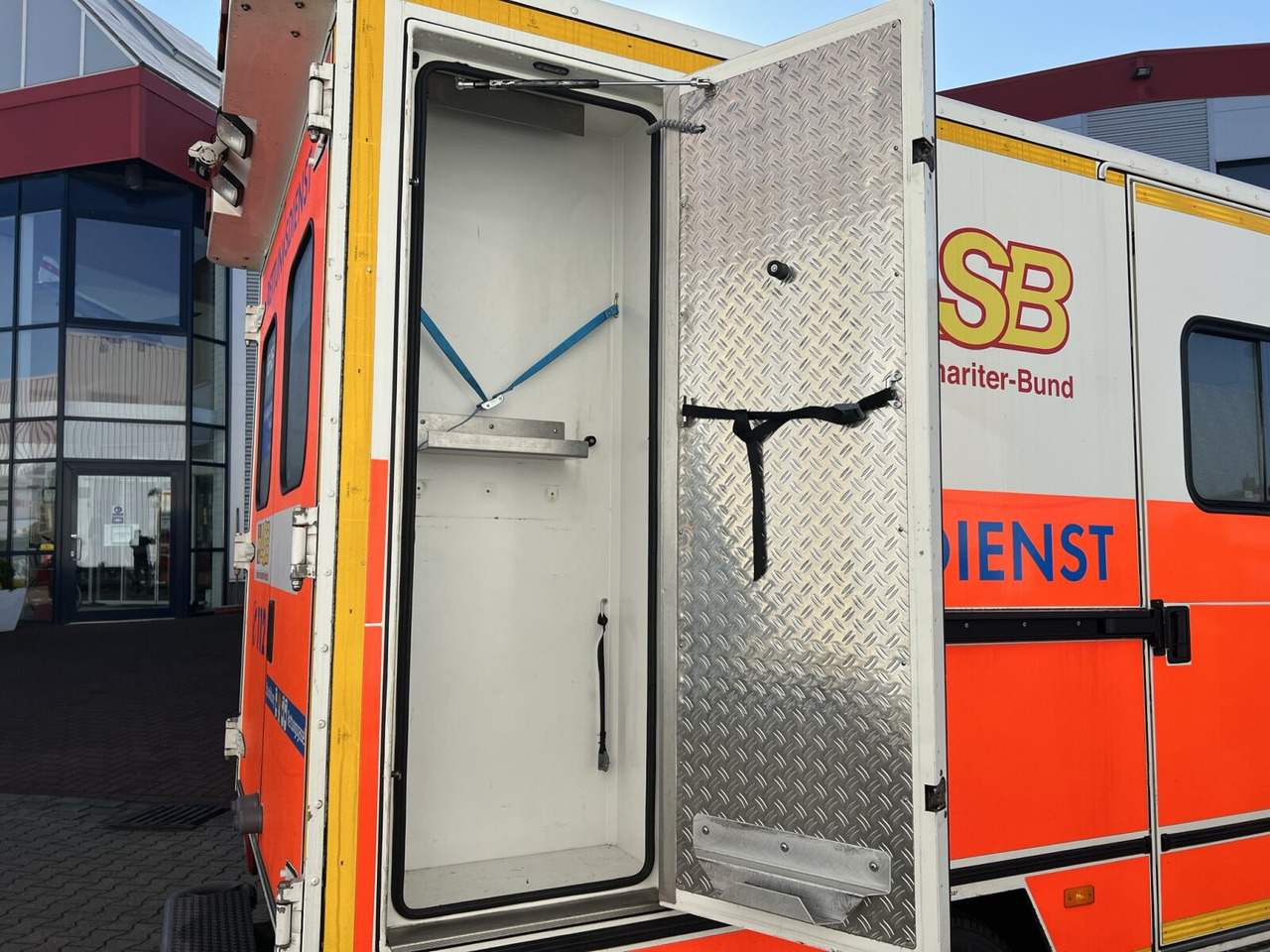 Mercedes-Benz Sprinter 516 CDI 4x2 Sprinter 516 CDI 4x2, Rettungswagen, Retarder - Ambulância: foto 5 Mercedes-Benz Sprinter 516 CDI 4x2 Sprinter 516 CDI 4x2, Rettungswagen, Retarder - Ambulância: foto 5