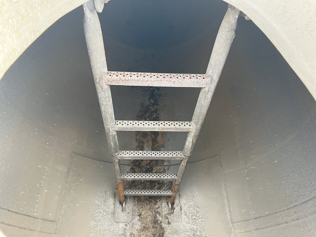 STF 35/89 TA AL Wellmeyer, STF 35/89 TA AL, ca. 25 cbm, ALU, 2xLiftachse - Semirreboque tanque: foto 4 STF 35/89 TA AL Wellmeyer, STF 35/89 TA AL, ca. 25 cbm, ALU, 2xLiftachse - Semirreboque tanque: foto 4