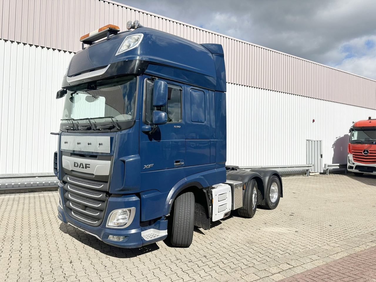 DAF XF 530 FT 6x2 XF 530 FT 6x2, Intarder, Navi, Spacecab, Vorlauflenk/lift, zGG 68t - Tractor: foto 1 DAF XF 530 FT 6x2 XF 530 FT 6x2, Intarder, Navi, Spacecab, Vorlauflenk/lift, zGG 68t - Tractor: foto 1