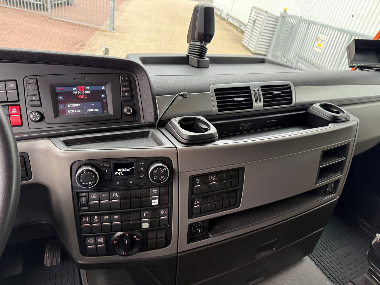 MAN TGX 26.510 6X2/4 BLS TGX 26.510 6X2/4 BLS, Intarder, Vorlauflenk-/lift, Standklima, XXL-Fahrerhaus, 70t - Tractor: foto 4 MAN TGX 26.510 6X2/4 BLS TGX 26.510 6X2/4 BLS, Intarder, Vorlauflenk-/lift, Standklima, XXL-Fahrerhaus, 70t - Tractor: foto 4