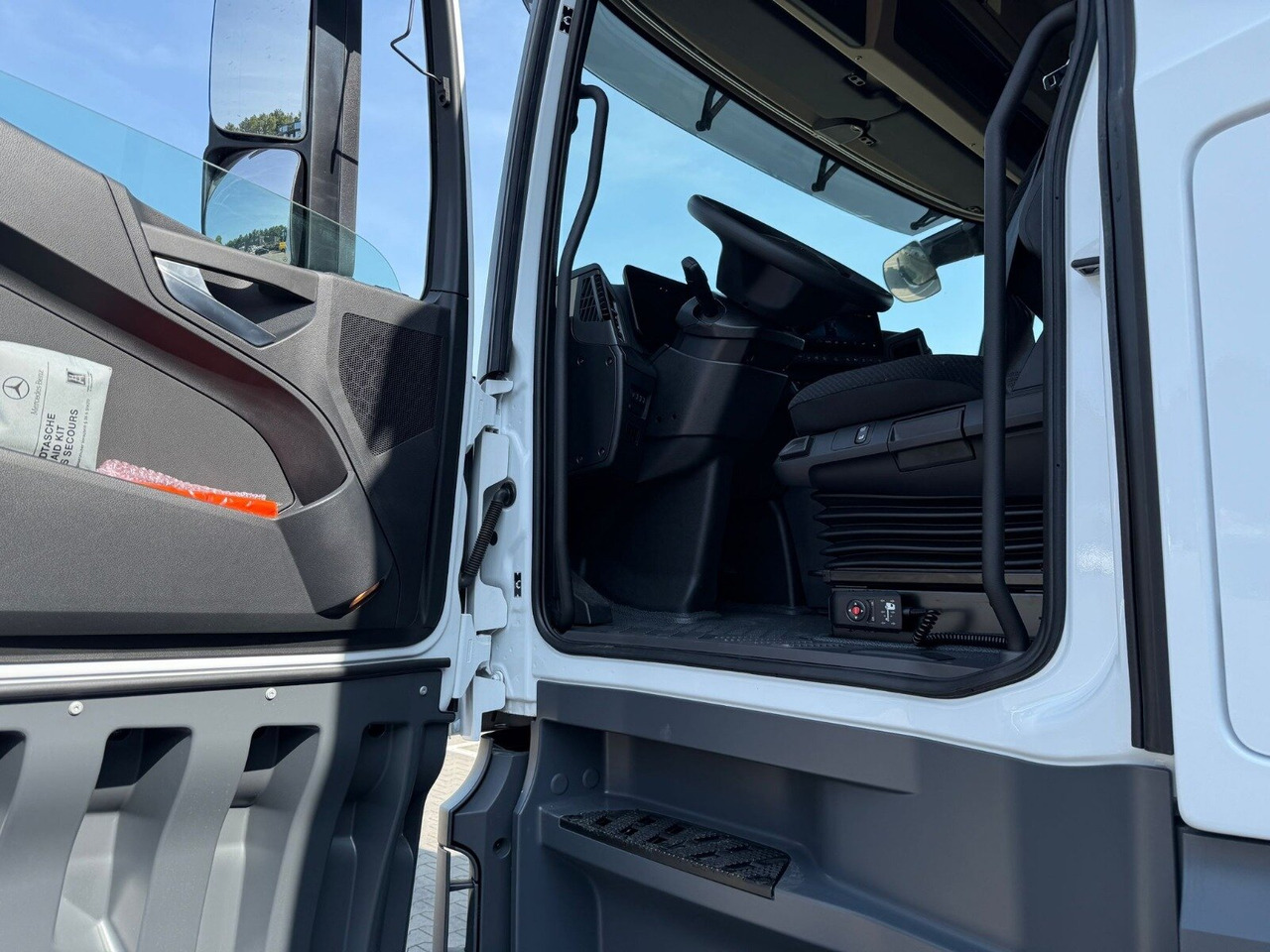 Mercedes-Benz Actros 1845 LSnRL 4x2 Actros 1845 LSnRL 4x2, Retarder, Volumer, MultimediaCockpit, Navi - Tractor: foto 4 Mercedes-Benz Actros 1845 LSnRL 4x2 Actros 1845 LSnRL 4x2, Retarder, Volumer, MultimediaCockpit, Navi - Tractor: foto 4
