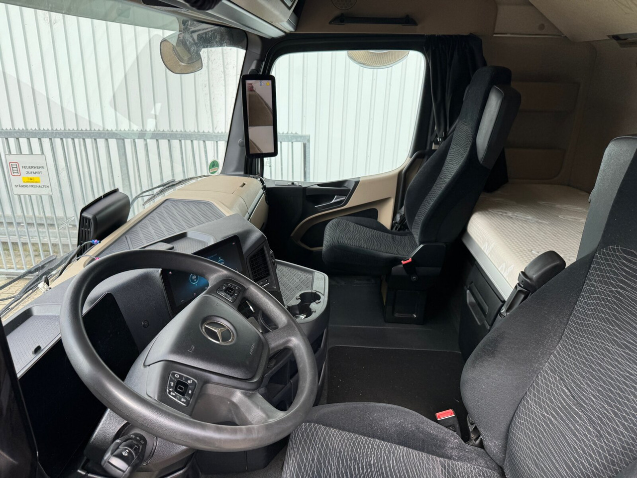 Fotografia de interior 2: Tractor Mercedes-Benz Actros 1848 LS 4x2 Actros 1848 LS 4x2, Vollumer ,Retarder