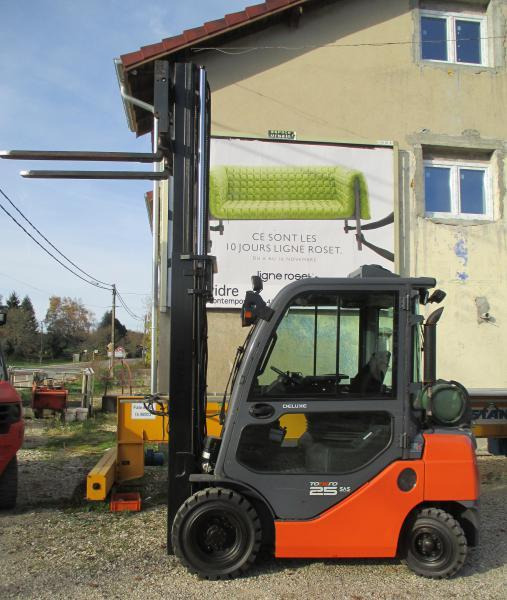 Toyota 8FGF25 - Empilhadeira a gás: foto 1 Toyota 8FGF25 - Empilhadeira a gás: foto 1